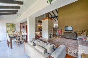 Casa à venda com 326m², 3 dormitórios, 1 suíte, 4 vagas, no bairro Ipanema em Porto Alegre