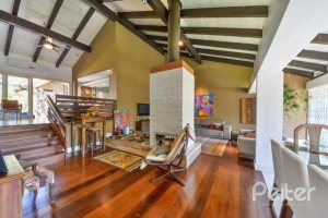 Casa à venda com 326m², 3 dormitórios, 1 suíte, 4 vagas, no bairro Ipanema em Porto Alegre