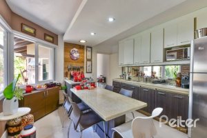 Casa à venda com 326m², 3 dormitórios, 1 suíte, 4 vagas, no bairro Ipanema em Porto Alegre