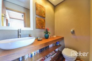 Casa à venda com 326m², 3 dormitórios, 1 suíte, 4 vagas, no bairro Ipanema em Porto Alegre