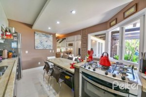 Casa à venda com 326m², 3 dormitórios, 1 suíte, 4 vagas, no bairro Ipanema em Porto Alegre