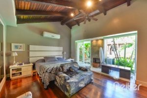 Casa à venda com 326m², 3 dormitórios, 1 suíte, 4 vagas, no bairro Ipanema em Porto Alegre