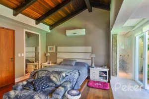 Casa à venda com 326m², 3 dormitórios, 1 suíte, 4 vagas, no bairro Ipanema em Porto Alegre