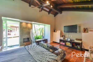 Casa à venda com 326m², 3 dormitórios, 1 suíte, 4 vagas, no bairro Ipanema em Porto Alegre