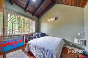 Casa à venda com 326m², 3 dormitórios, 1 suíte, 4 vagas, no bairro Ipanema em Porto Alegre