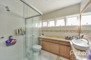 Casa à venda com 326m², 3 dormitórios, 1 suíte, 4 vagas, no bairro Ipanema em Porto Alegre