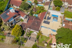 Casa à venda com 326m², 3 dormitórios, 1 suíte, 4 vagas, no bairro Ipanema em Porto Alegre