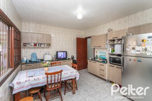 Casa à venda com 180m², 3 dormitórios, 1 suíte, 2 vagas, no bairro Tristeza em Porto Alegre