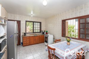 Casa à venda com 180m², 3 dormitórios, 1 suíte, 2 vagas, no bairro Tristeza em Porto Alegre