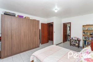 Casa à venda com 180m², 3 dormitórios, 1 suíte, 2 vagas, no bairro Tristeza em Porto Alegre