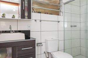 Casa à venda com 180m², 3 dormitórios, 1 suíte, 2 vagas, no bairro Tristeza em Porto Alegre