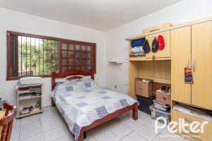 Casa à venda com 180m², 3 dormitórios, 1 suíte, 2 vagas, no bairro Tristeza em Porto Alegre