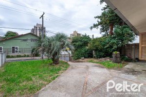 Casa à venda com 180m², 3 dormitórios, 1 suíte, 2 vagas, no bairro Tristeza em Porto Alegre