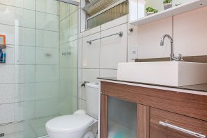 Casa à venda com 180m², 3 dormitórios, 1 suíte, 2 vagas, no bairro Tristeza em Porto Alegre