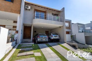 Casa em Condomínio à venda com 206m², 3 dormitórios, 2 suítes, 4 vagas, no bairro Vila Nova em PORTO ALEGRE