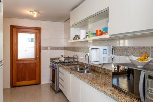 Casa em Condomínio à venda com 206m², 3 dormitórios, 2 suítes, 4 vagas, no bairro Vila Nova em PORTO ALEGRE