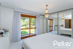 Casa em Condomínio à venda com 206m², 3 dormitórios, 2 suítes, 4 vagas, no bairro Vila Nova em PORTO ALEGRE