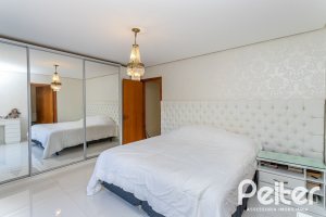 Casa em Condomínio à venda com 206m², 3 dormitórios, 2 suítes, 4 vagas, no bairro Vila Nova em PORTO ALEGRE