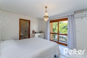 Casa em Condomínio à venda com 206m², 3 dormitórios, 2 suítes, 4 vagas, no bairro Vila Nova em PORTO ALEGRE