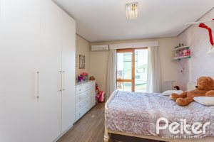 Casa em Condomínio à venda com 206m², 3 dormitórios, 2 suítes, 4 vagas, no bairro Vila Nova em PORTO ALEGRE