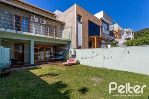 Casa em Condomínio à venda com 206m², 3 dormitórios, 2 suítes, 4 vagas, no bairro Vila Nova em PORTO ALEGRE