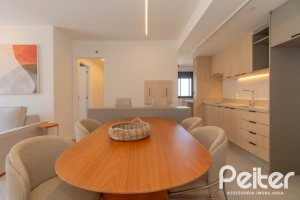 Apartamento à venda com 65m², 2 dormitórios, 1 suíte, 2 vagas, no bairro Tristeza em Porto Alegre