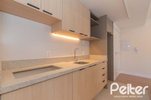 Apartamento à venda com 65m², 2 dormitórios, 1 suíte, 2 vagas, no bairro Tristeza em Porto Alegre