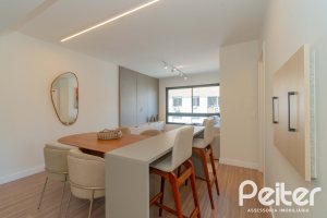 Apartamento à venda com 65m², 2 dormitórios, 1 suíte, 2 vagas, no bairro Tristeza em Porto Alegre