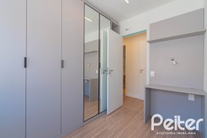 Apartamento à venda com 65m², 2 dormitórios, 1 suíte, 2 vagas, no bairro Tristeza em Porto Alegre