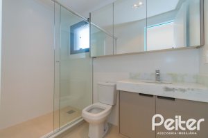Apartamento à venda com 65m², 2 dormitórios, 1 suíte, 2 vagas, no bairro Tristeza em Porto Alegre