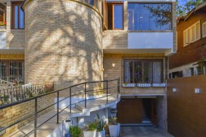 Casa à venda com 279m², 3 dormitórios, 1 suíte, 5 vagas, no bairro Jardim Isabel em Porto Alegre