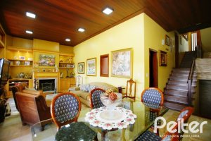 Casa à venda com 362m², 4 dormitórios, 1 suíte, 2 vagas, no bairro Nonoai em Porto Alegre