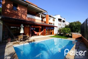 Casa à venda com 362m², 4 dormitórios, 1 suíte, 2 vagas, no bairro Nonoai em Porto Alegre