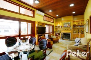 Casa à venda com 362m², 4 dormitórios, 1 suíte, 2 vagas, no bairro Nonoai em Porto Alegre