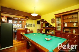 Casa à venda com 362m², 4 dormitórios, 1 suíte, 2 vagas, no bairro Nonoai em Porto Alegre