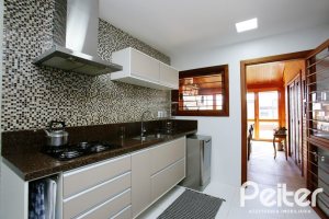 Casa à venda com 362m², 4 dormitórios, 1 suíte, 2 vagas, no bairro Nonoai em Porto Alegre