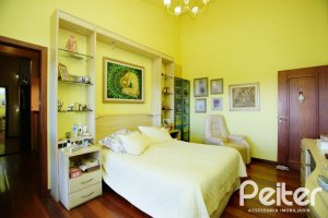 Casa à venda com 362m², 4 dormitórios, 1 suíte, 2 vagas, no bairro Nonoai em Porto Alegre