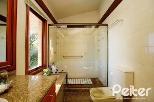 Casa à venda com 362m², 4 dormitórios, 1 suíte, 2 vagas, no bairro Nonoai em Porto Alegre