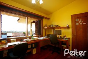 Casa à venda com 362m², 4 dormitórios, 1 suíte, 2 vagas, no bairro Nonoai em Porto Alegre