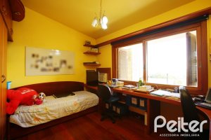 Casa à venda com 362m², 4 dormitórios, 1 suíte, 2 vagas, no bairro Nonoai em Porto Alegre