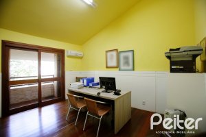 Casa à venda com 362m², 4 dormitórios, 1 suíte, 2 vagas, no bairro Nonoai em Porto Alegre