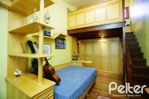 Casa à venda com 362m², 4 dormitórios, 1 suíte, 2 vagas, no bairro Nonoai em Porto Alegre