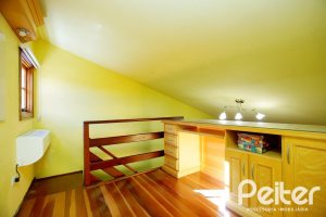 Casa à venda com 362m², 4 dormitórios, 1 suíte, 2 vagas, no bairro Nonoai em Porto Alegre