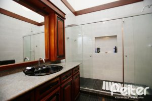 Casa à venda com 362m², 4 dormitórios, 1 suíte, 2 vagas, no bairro Nonoai em Porto Alegre