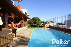 Casa à venda com 362m², 4 dormitórios, 1 suíte, 2 vagas, no bairro Nonoai em Porto Alegre