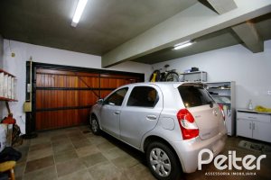 Casa à venda com 362m², 4 dormitórios, 1 suíte, 2 vagas, no bairro Nonoai em Porto Alegre