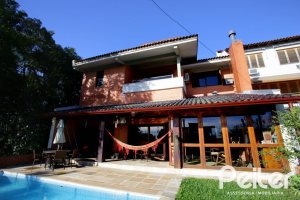 Casa à venda com 362m², 4 dormitórios, 1 suíte, 2 vagas, no bairro Nonoai em Porto Alegre