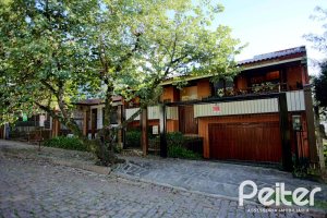 Casa à venda com 362m², 4 dormitórios, 1 suíte, 2 vagas, no bairro Nonoai em Porto Alegre