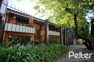 Casa à venda com 362m², 4 dormitórios, 1 suíte, 2 vagas, no bairro Nonoai em Porto Alegre