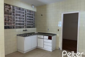 Casa à venda com 230m², 3 dormitórios, 1 suíte, 3 vagas, no bairro Tristeza em Porto Alegre